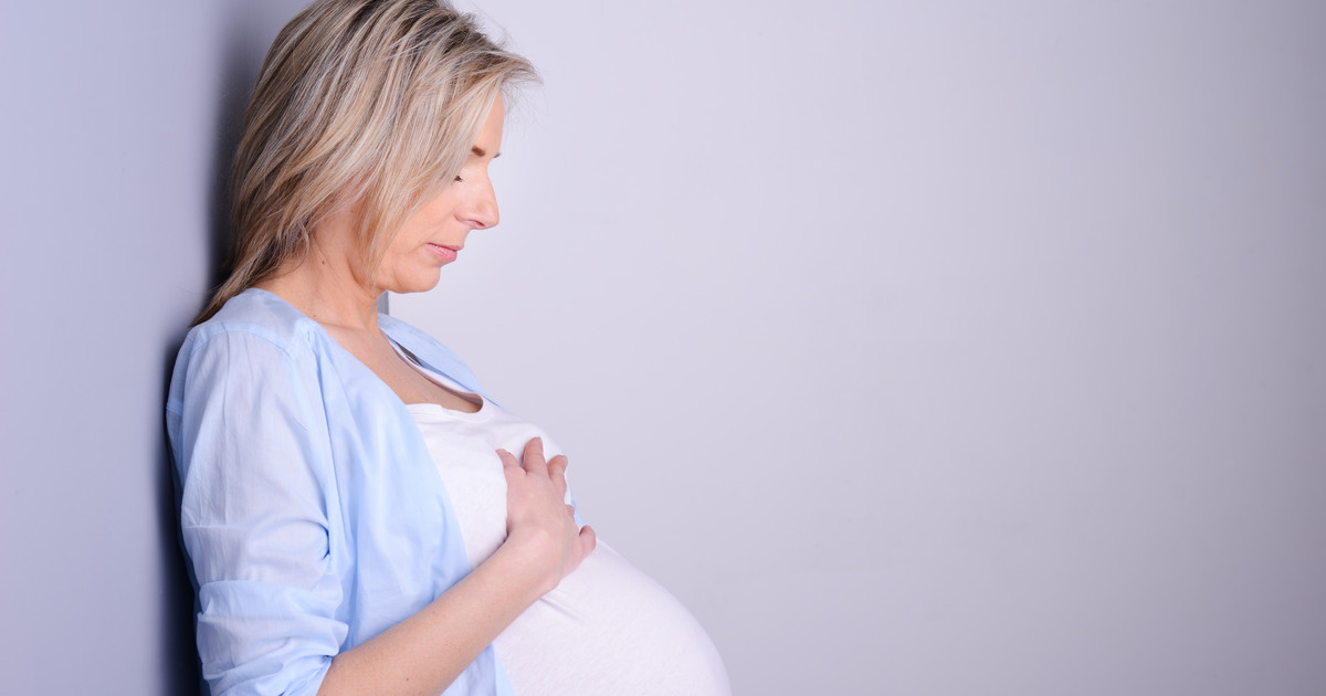 Dlaczego "ciąża geriatryczna" to niezbyt szczęśliwe określenie? Ginekolog:  późne macierzyństwo przestało być powodem do wstydu