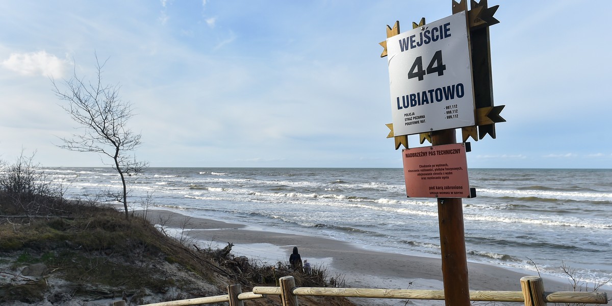 Wejscie na plażę w Lubiatowie. Pierwsza elektrownia jądrowa w Polsce ma stanąć w okolicach Lubiatowa i Kopalina w gminie Choczewo na Pomorzu.