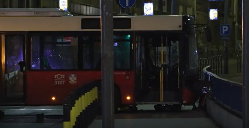 Autobus udario u zaštitnu ogradu na Brankovom mostu