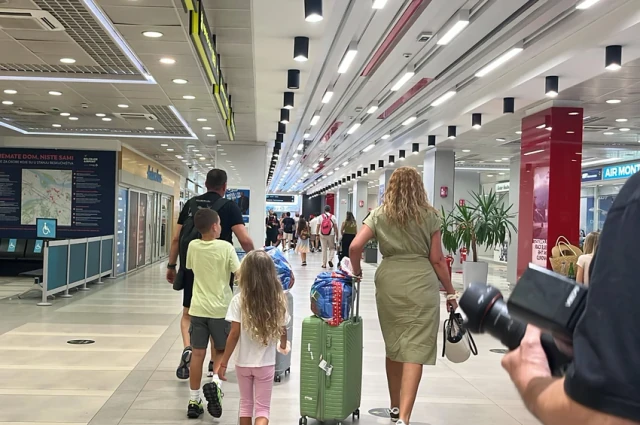 Sinoć je postala učesnica Elite, a evo kako izgleda ŽENA koju je, kako tvrdi, FOLKER VARAO SA NJOM! (Video)