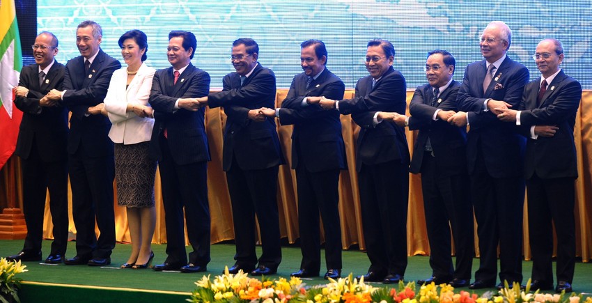 Lideri ASEAN-a uhvatili su se za ruke pred početak samita u prestonici Kambodže