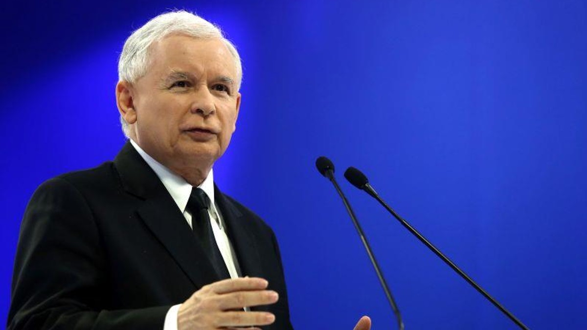 Jarosław Kaczyński na niebieskim tle