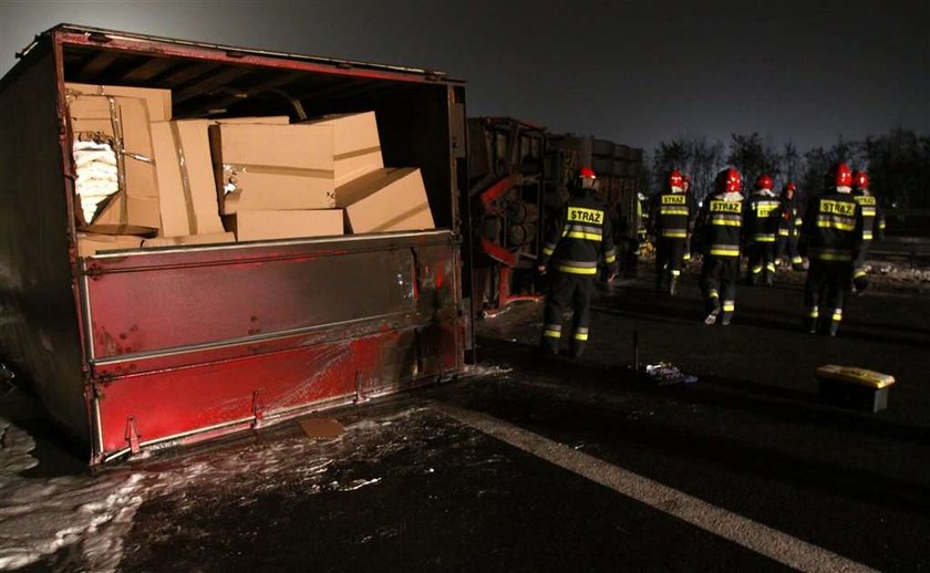 Tir wywrócił się na A4. Potężne korki! Kilka godzin była zakorkowana A4 po tym, jak kilometr od bramek na odcinku Katowice-Kraków do rowu wpadł tir. Dopiero ciężki sprzęt specjalistyczny zdołał postawić kolosa na kołach