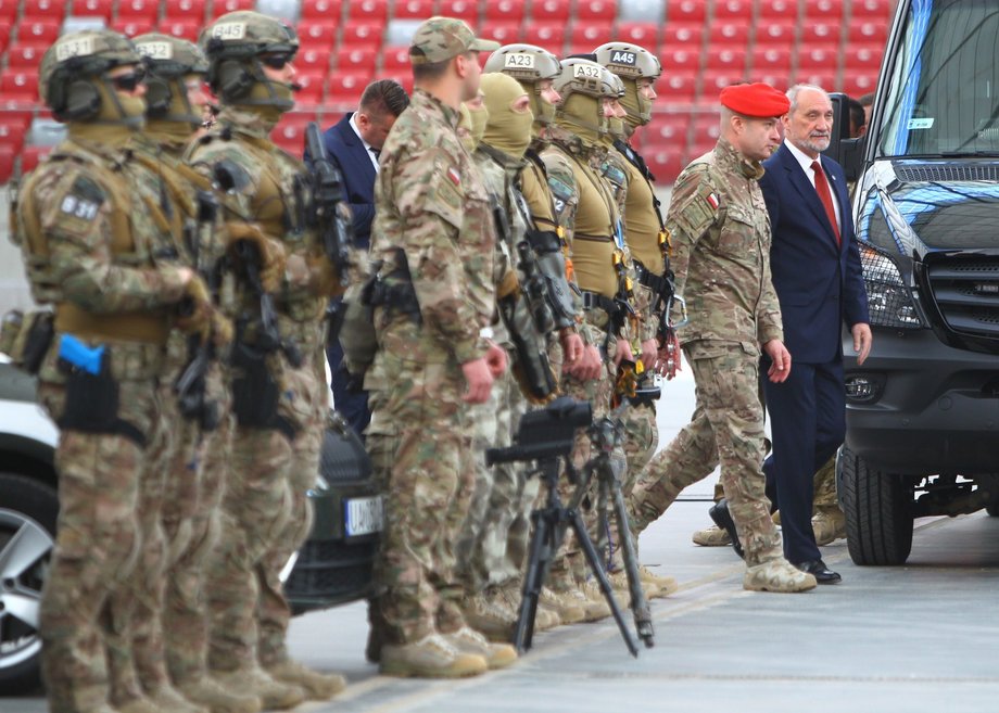 24.05.2016 Warszawa. Minister obrony narodowej Antoni Macierewicz i oddział specjalny Żandarmerii Wojskowej przed szczytem NATO w Warszawie