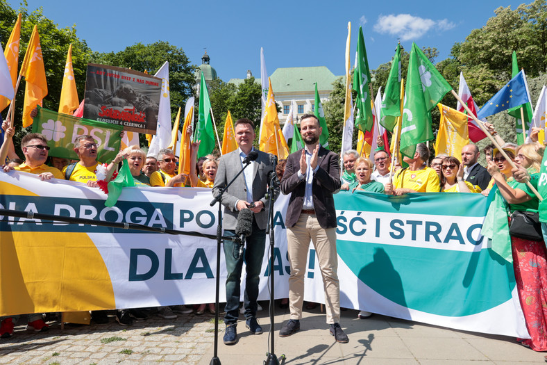 Władysław Kosiniak-Kamysz (z prawej) i Szymon Hołownia (z lewej) podczas wspólnej konferencji prasowej przed marszem 4 czerwca
