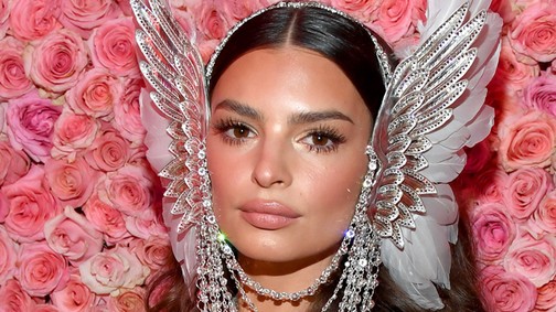 Emily Ratajkowski meztelenül készült a Met gálára, amiről persze képet is posztolt