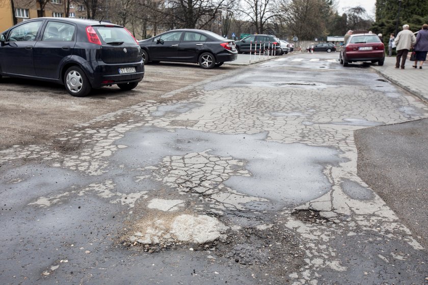 Zaniedbany teren oraz budynek szpitala w Tychach