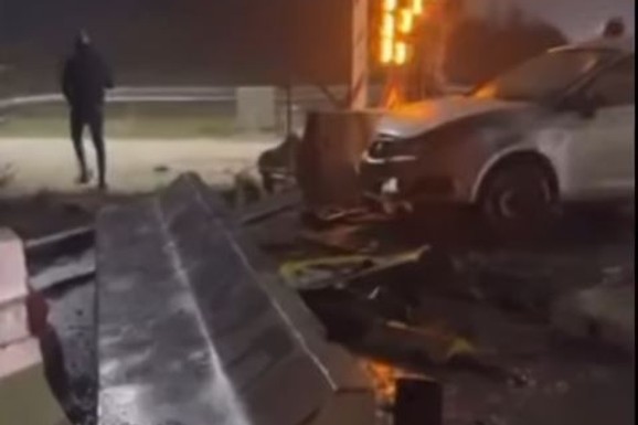 (VIDEO) "MNOGO JE KLIZAVO, NE ZALEĆITE SE" Haos kod Bubanj potoka: Vozač automobila proklizao i ZAKUCAO SE u saobraćajni znak