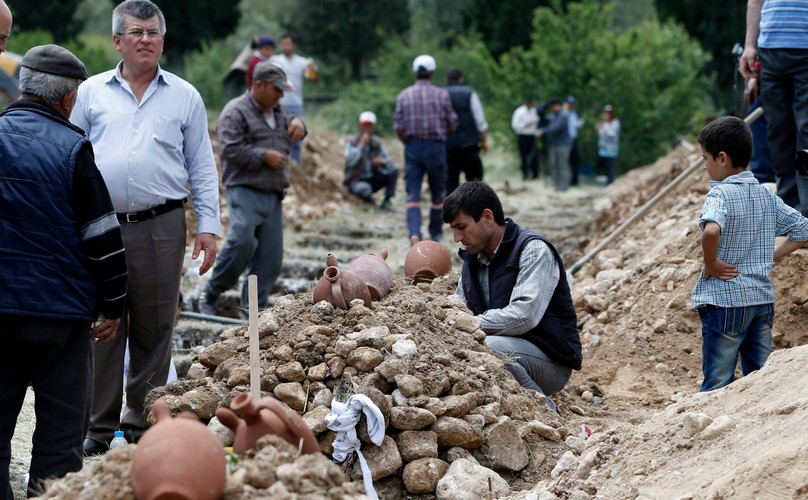 Setki wykopanych grobów dla ofiar katastrofy w kopalni