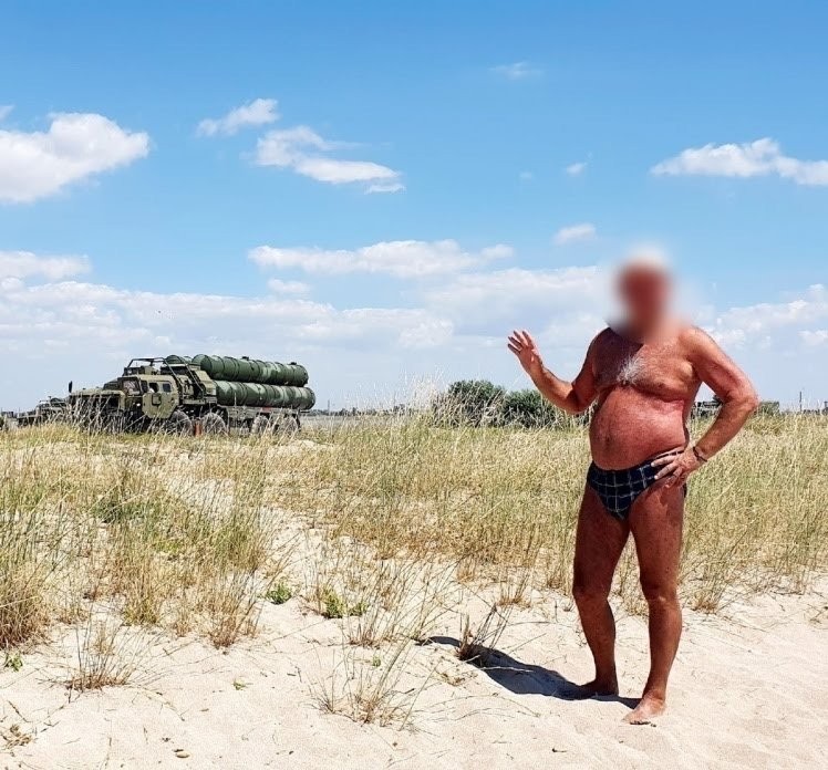Turista pózoval pred ruským systémom protivzdušnej obrany.