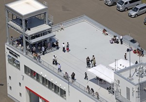 Ljudi beže na krovove od cunamija u Japanu