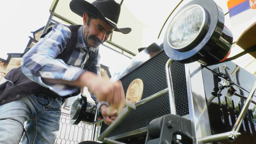 Radoslav Matović sa replikom prvog automobila koji je uvezen u Srbiju