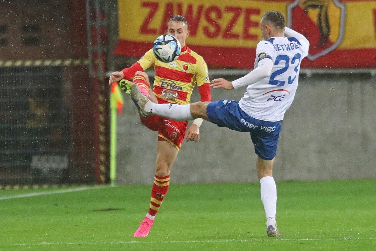 Zawodnik Jagiellonii Białystok Dominik Marczuk (L) i Krystian Getinger (P) z PGE FKS Stali Mielec podczas meczu 14. kolejki piłkarskiej Ekstraklasy