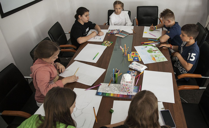 Specjalne wydanie DGP z okazji Dnia Dziecka. Dzieci ilustrują… gazetę rysunkami.