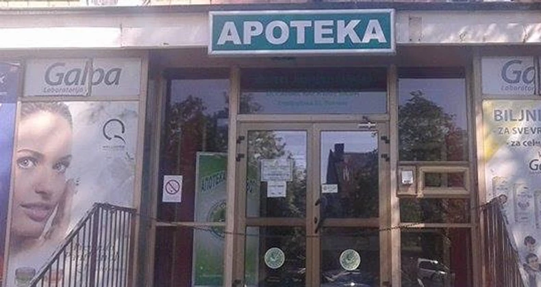 Lanac i katanac ispred ulaza