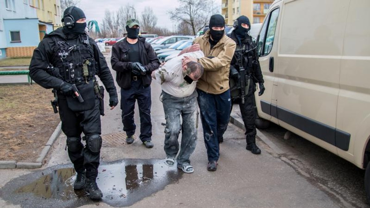 Sprawa zabójstwa sprzed 18 lat rozwikłana przez policjantów z tzw. Archiwum X Komendy Wojewódzkiej Policji w Bydgoszczy. 39-letni dziś mężczyzna jest podejrzany o dokonanie zabójstwa 77-letniej kobiety. Do zbrodni doszło w 1998 r.