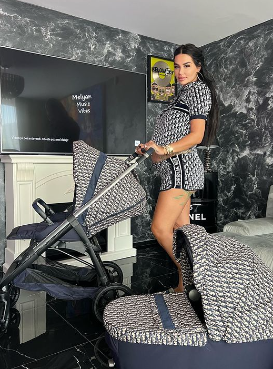 Plačkovej dieťatko sa bude voziť v kočiariku značky Dior. 