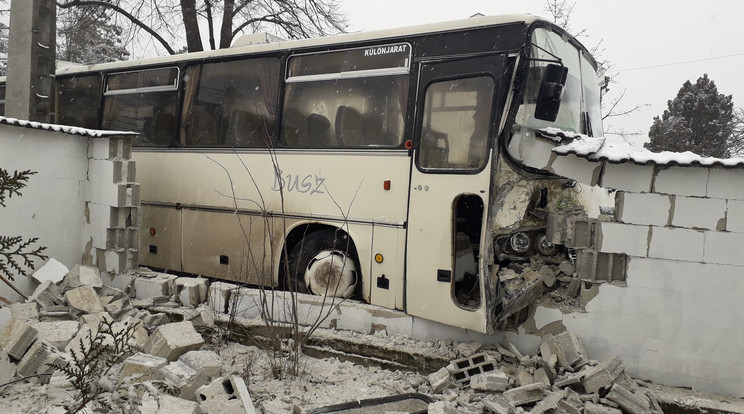 A szentendrei 
ház kertjében 
állt meg a busz.
A családfő éppen indult volna havat lapátolni a kerítés 
utcai oldalára / Fotó: Facebook