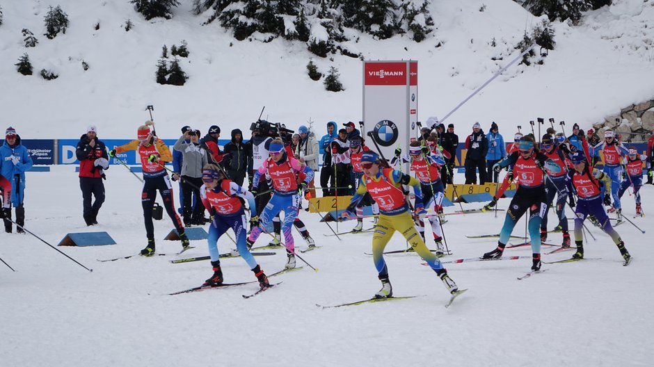 Start biegu sztafetowego podczas PŚ w Hochfilzen