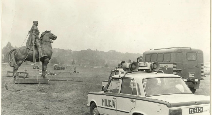 Montaż odtworzonego pomnika na pl. Matejki. Monument wrócił na swoje miejsce i został ponownie odsłonięty w październiku 1976 roku.
