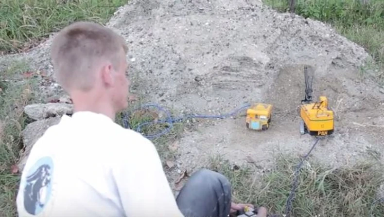 Salih sa mini replikama radnih mašina