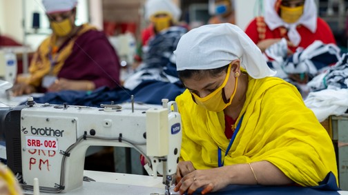 A divatipar kizsákmányolja a nőket. Hogyan is érezhetnénk jól magunkat egy új ruhában?