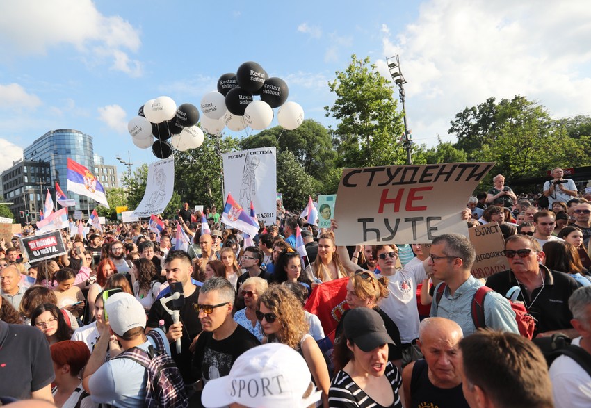 Prizor ispred Skupštine oko 18.30 sati