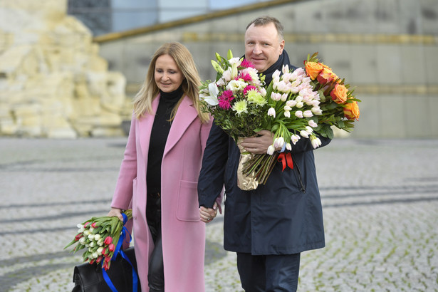 Joanna Kurska wychodzi razem z mężem, Jackiem Kurskim z siedziby TVP po tym, jak pożegnała się z "Pytaniem na śniadanie".