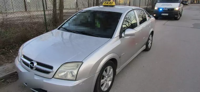 Taxi na łysych oponach i bez przeglądu - zakaz dalszej jazdy i wysoka kara po kontroli ITD