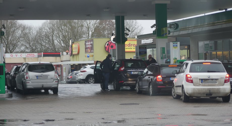 Niemieckie auta na stacji benzynowej w Lubieszynie