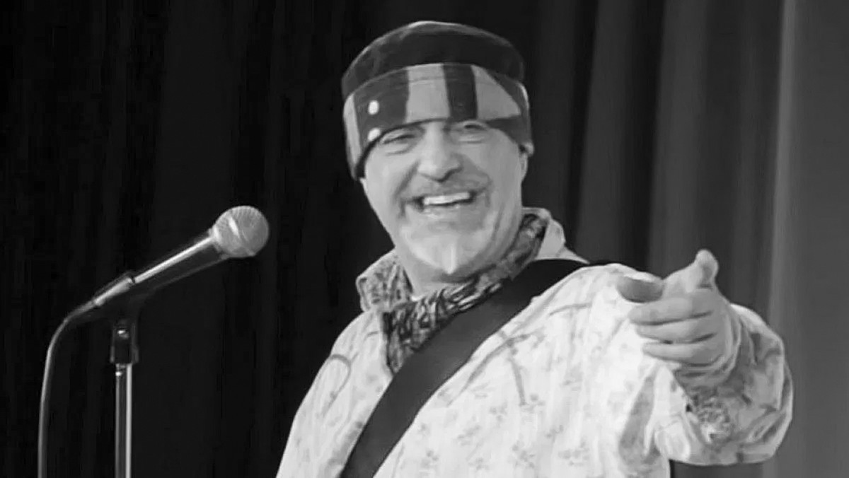 Brytyjski komik Ian Cognito zmarł 11 kwietnia podczas występu w barze Atic w Bicester. Mimo że tego wieczoru źle się czuł, wyszedł na scenę. Publiczność myślała, że jego problemy ze zdrowiem, to część występu.