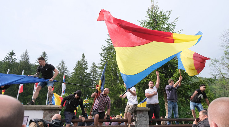 Nyíltan magyarellenes molinókkal emlékezett az úzvölgyi katonatemetőben vasárnap a román nacionalista szervezetek mintegy 200 tagja / Fotó: MTI/Veres Nándor