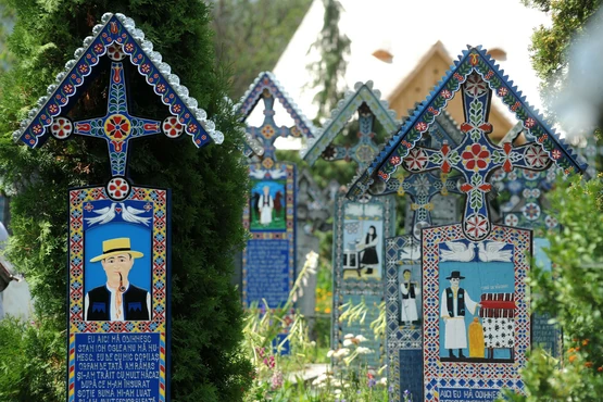 Wesoły Cmentarz - nekropolia inna niż wszystkie. "Taksówkarzu, niech Cię piekło pochłonie!"