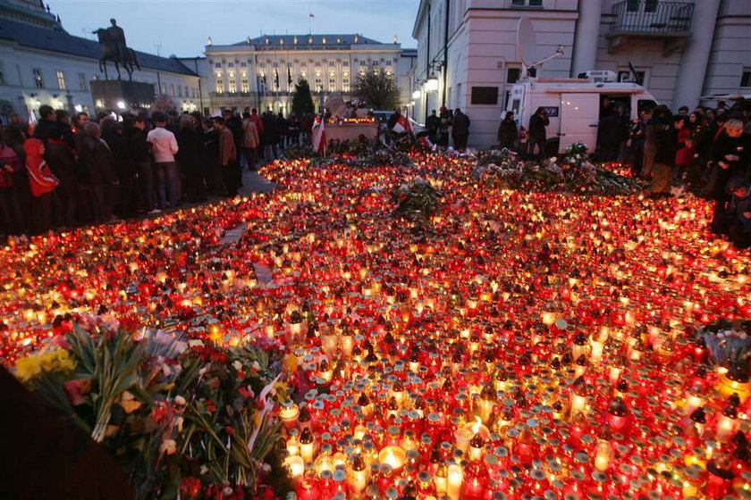 Tysiące zniczy i kwiatów, które Polacy przez ostatni tydzień układali przed Pałacem Prezydenckim, by upamiętnić tragicznie zmarłą parę prezydencką Lecha i Marię Kaczyńskich, w poniedziałek rano niemal w całości uprzątnięto