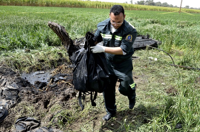 Pripadnik egipatske spasilačke službe sakuplja ostatke na mestu nesreće balona pored Luksora   Ostaci na mestu pada balona u Egiptu