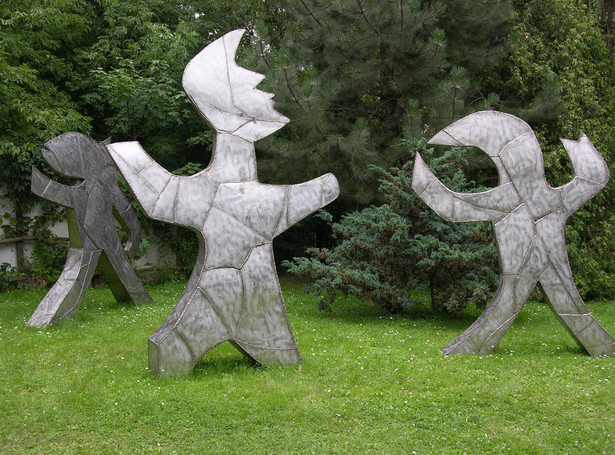 Rzeźby Abakanowicz staną na Rozdrożu