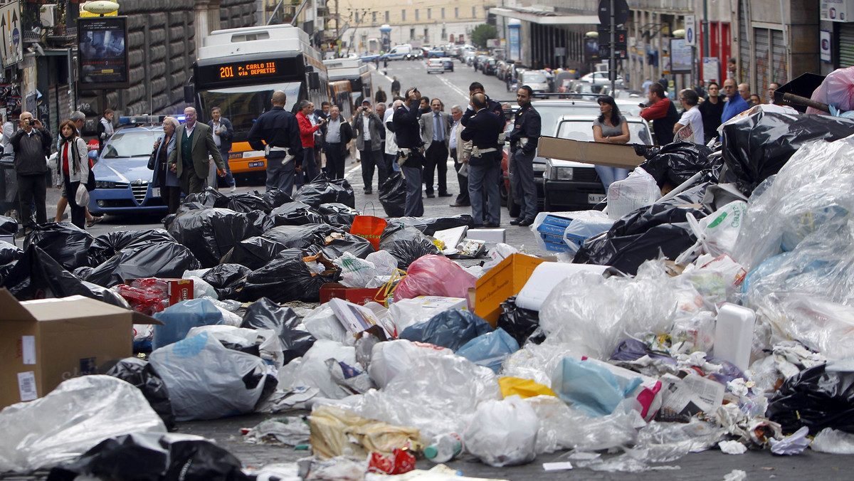 Sześć i pół tysiąca ton śmieci leży na ulicach Neapolu i okolicznych miasteczek w całej prowincji. Sytuacja w głównym mieście Kampanii pogarsza się z dnia na dzień. Leży tam prawie 3 tysiące ton niewywiezionych odpadków.