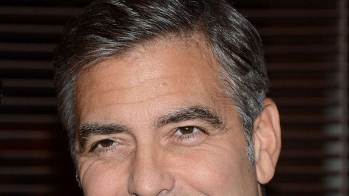George Clooney złoży wkrótce zeznania przed sądem w Mediolanie na procesie b. premiera Włoch Silvio Berlusconiego, oskarżonego o korzystanie z prostytucji nieletnich. Aktora wezwano na świadka, ponieważ był raz gościem na przyjęciu w rezydencji Berlusconiego.