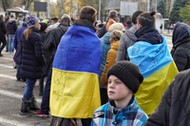 Chersoń, Ukraina, 19.11.2022. Kolejka do punktu pomocy humanitarnej, 19 bm. na Placu Wolności w Chersoniu.