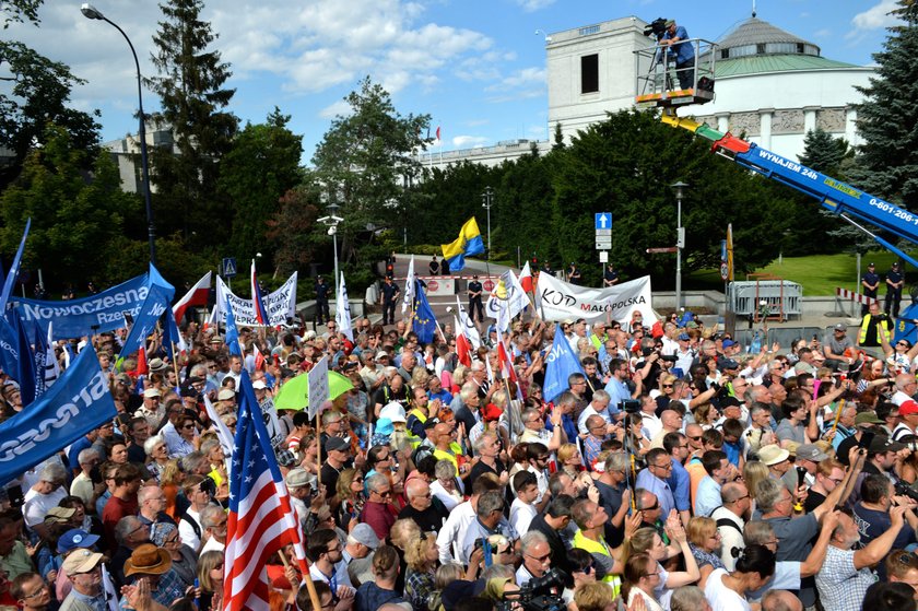 Kuriozalne pytanie i chamska odpowiedź Michnika. Emocje na proteście