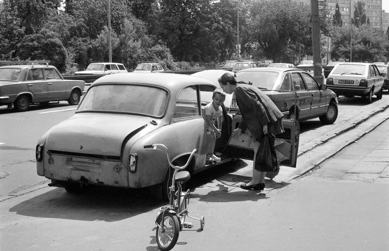 Porzucony i zdezelowany samochod marki Syrena na ulicy Belwederskiej, Warszawa, 1992.