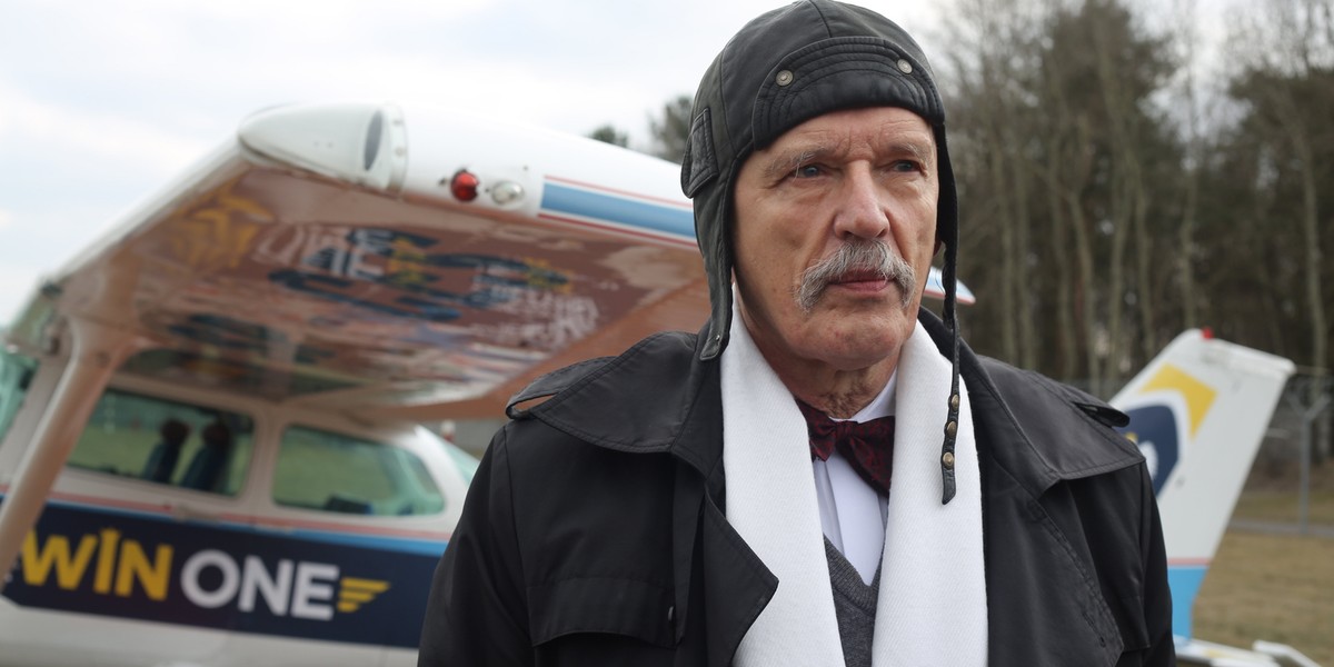 Janusz Korwin-Mikke podróżuje awionetką do wyborców - Wiadomości