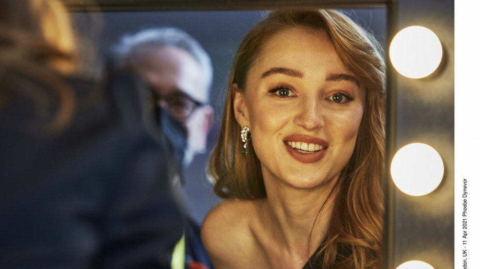 Phoebe Dynevor za kulisami gali BAFTA 2021