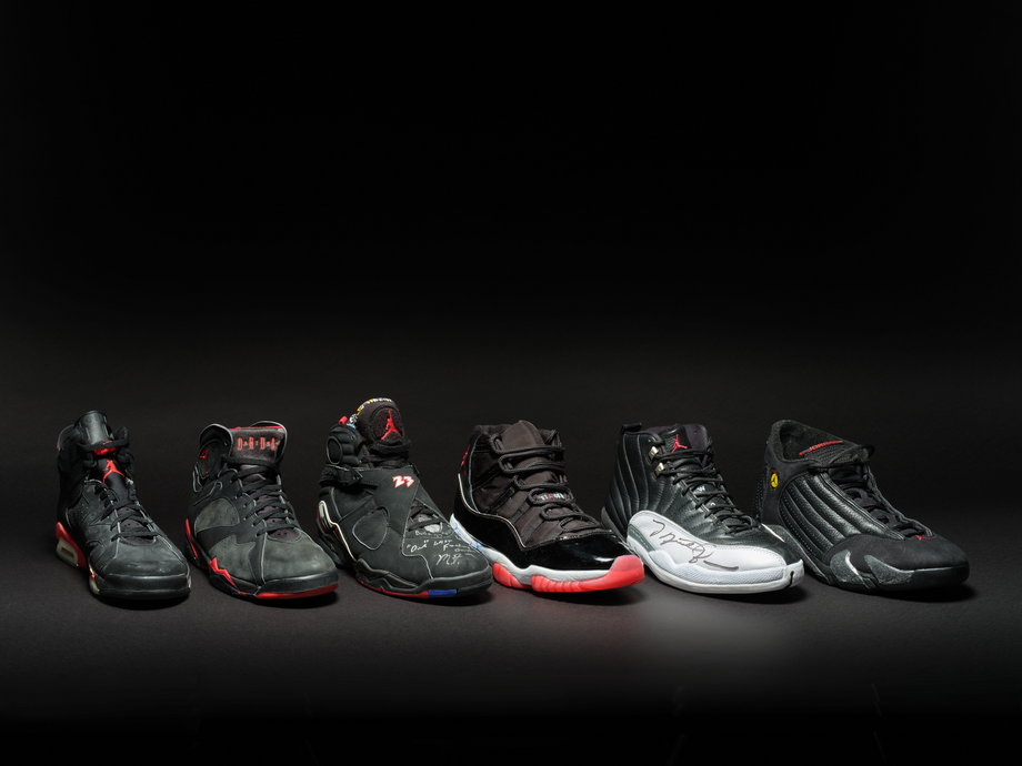 Kolekcja butów noszonych przez Michaela Jordana podczas meczów.