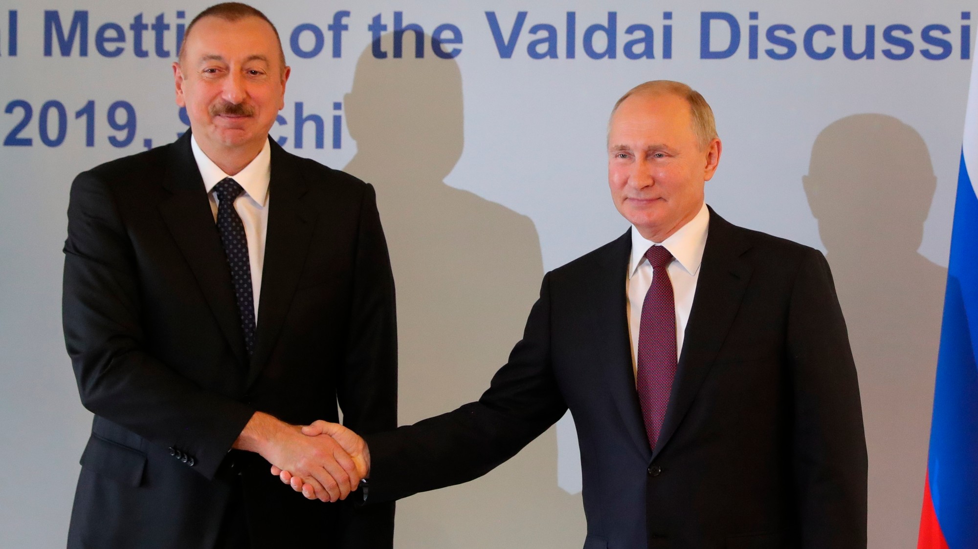 Ilham Alijev je na druhej strane známym návštevníkom Valdajského diskusného fóra, ktoré navštevuje Vladimir Putin