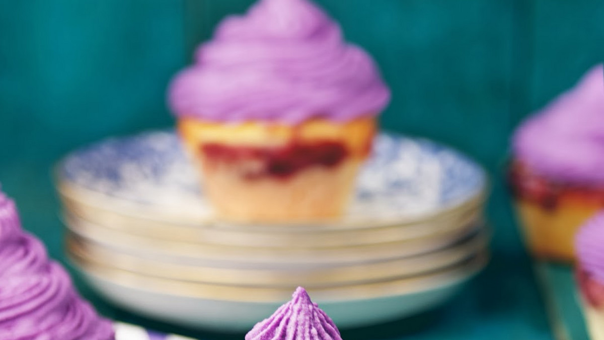 Słynne cupcakes zaskoczą podniebienie każdej osoby. To kapitalne babeczki, pieczone w papilotach, wielkości filiżanki, z różnymi dodatkami, na słodko i na słono. Skorzystaj z wiosennego sezonu i pysznych owoców, zrób muffiny! To naprawdę proste i tanie. Prezentujemy najsmaczniejsze przepisy na muffiny. Przekonaj się sam! To jest genialny pomysł na szybki deser!