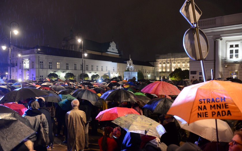 Adam Strzembosz pierwszy prezes Sądu Najwyższego przed Pałacem Prezydenckim