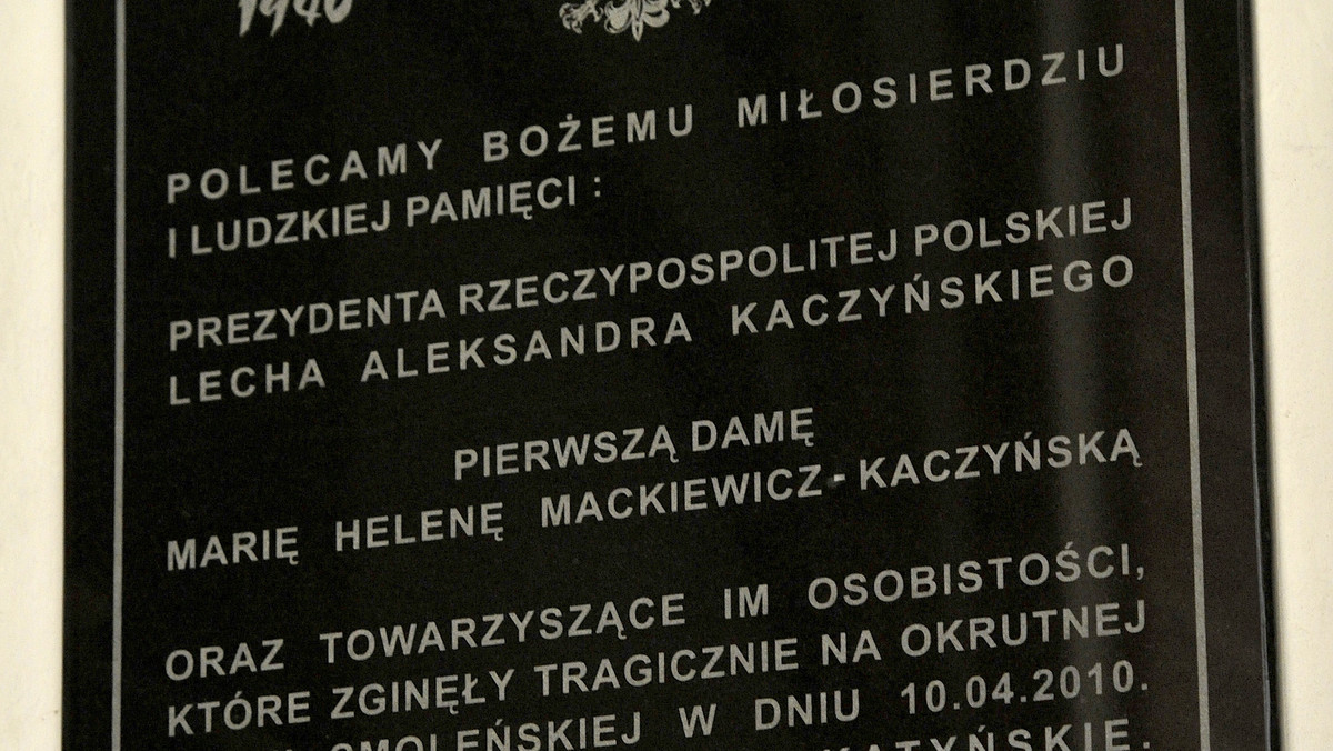 Tablica pamiątkowa poświęcona Lechowi i Marii Kaczyńskim oraz pozostałym ofiarom ubiegłorocznej katastrofy samolotu pod Smoleńskiem zawisła w niedzielę w katedrze w Kwidzynie (Pomorskie). W tekście zamieszczonym na tablicy znajduje się błąd. Napisano "ziemii smoleńskiej" zamiast "ziemi smoleńskiej".