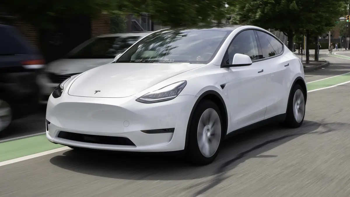 Tesla Model Y: ten model bije rekordy sprzedaży na całym świecie, a i tak firma w wielu krajach drastycznie obniżyła jego ceny.