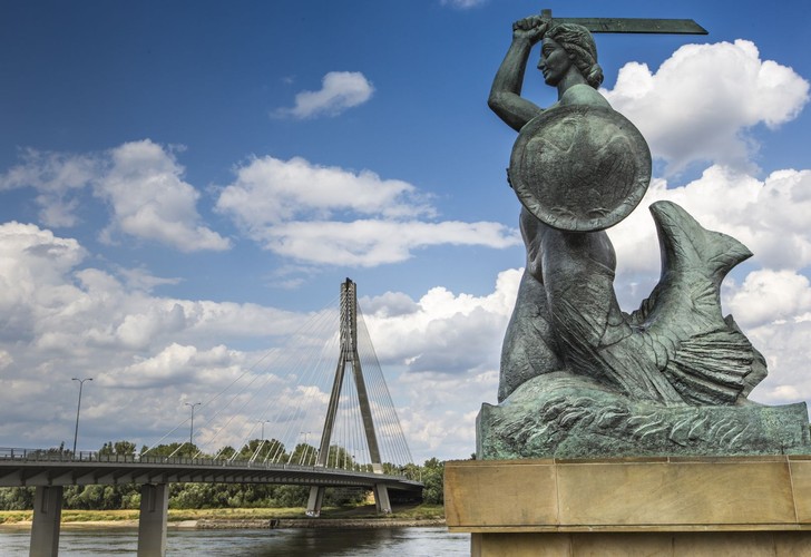 <strong>„Piąta Aleja” w stolicy Polski</strong>
<br></br>
Dwie przecinające się warszawskie ulice, czyli Chmielna i Nowy Świat to od kilku lat jedne z najdroższych i najmodniejszych ulic w Polsce. W tym miejscu mieszczą się liczne lokale gastronomiczne, handlowe oraz kulturalne. Na uwagę zasługują chociażby Kino Atlantic, Dom Towarowy Braci Jabłkowskich, budynek Chmielna 25 z falującą elewacją oraz rondo de Gaulle’a ze sztuczną palmą.
<br></br>
Co ciekawe, ulica Nowy Świat wraz z placem Zamkowym, Krakowskim Przedmieściem, Alejami Ujazdowskimi, ulicą Belwederską, ulicą Sobieską i Wilanowem należy do Traktatu Królewskiego, który w 1994 roku został uznany za pomnik historii.  
<br></br>